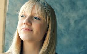 L'oreal professionnel tagli capelli lunghi frangia . Capelli Lunghi Lisci Taglio Con Frangia Per Un Twist Al Look Vogue Italia