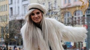 Debiut fonograficzny zaliczyła w 2008 wydaniem albumu studyjnego pt. Sylwia Grzeszczak Zapowiada Nowy Singiel Premiera Utworu Prawda O Nas Juz W Ten Piatek O Jego Szczegolach Opowiedziala W Rmf Fm Magazyn Rmf Fm