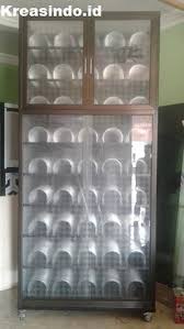 Karena model kacanya terbuka atau transparan, kamu juga bisa sekaligus memajang koleksi piring cantik sehingga bisa membuat dapur lebih menarik. 9 Ide Rak Piring Rak Piring Rumah