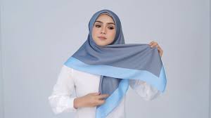 Pelbagai tudung yang menarik pilihan anda ada disini. Ariani Tutorial Cara Pemakaian Square Border Plain Youtube