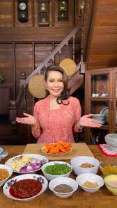 Beliau dilahirkan pada 6 januari 1958 di singapura. Ifa Raziah Tunjuk Skil Masak Bihun Sup Utara Gaya Miss Diva Depan Chef Wan
