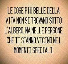 Le Cose Piu Belle Della Vita Non Si Trovano Sotto L Albero Ma Nelle Persone Che Ti Stanno Vicino Nei Mom Citazioni Motivazionali Citazioni Filosofiche Persona