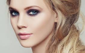 In diesem video möchte ich euch zeigen wie ihr blaue augen betonen bzw schminken könnt damit. Einfache Anleitung Fur Smokey Eyes