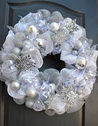 Black And White Deco Mesh Christmas Wreath How To Make A Mesh Wreath Deco Mesh Wreath Tutorial With Pictures White Christmas Wreath Christmas Wreaths Deco Mesh Wreaths Tutorials