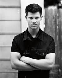 تايلور لوتنر 2019 2020 taylor lautner. Ù‡Ù„ ØªØ°ÙƒØ±ÙˆÙ† Ø¬Ø§ÙŠÙƒÙˆØ¨ ÙÙŠ Ø³Ù„Ø³Ù„Ø© The Twilight Ù…Ø¬Ù„Ø© Ù‡ÙŠ