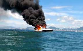 O corpo de bombeiros foi acionado para atender a ocorrência por volta das 22h e conseguiu conter as chamas quatro horas depois. Visor Noticias Video Lancha Pega Fogo No Mar De Porto Belo Visor Noticias