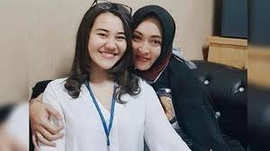 Discover all aaliyah's music connections, watch videos, listen to music, discuss and download. Aaliyah Massaid Jenguk Sang Ibu Tiri Di Penjara Penampilan Angelina Sondakh Disorot Cantik Banget Tribunnews Com Mobile