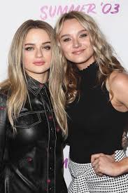 The actress shared a humorous snap with her celebrating in an empty bathtub. Joey King E Sua Irma Hunter King Na Joey King Brasil Facebook