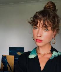 Bella Hadid In Guzellik Formulu Yarim Atkuyrugu Halka Kupe Kahkul Sac Guzellik Guzellik Ipuclari