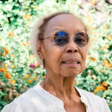 Elaine Bell's Instagram, Twitter & Facebook