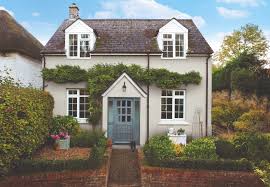 The smooth finish formulation, which gives maximum protection, is mould resistant* and resists airborne dirt and grime. Dulux Weathershield Weatherproof Exterior Paint Dulux