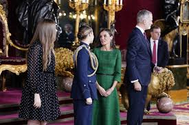 Las anécdotas del 12-O: Sánchez huyendo de la recepción, los bostezos de Puente o la complicidad de Leonor y Sofía - Chic