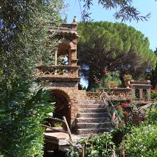 Die 10 schönsten pflanzen für einen mediterranen garten. Mediterraner Garten Wie Sie Ihn Gestalten Mit Kies Teich Und Sitzschutz