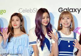 IZ*ONE 宮脇咲良、ウンビのバストの感触に大コーフン！ 生配信中なのに一人笑いが止まらない[動画あり] - KPOP monster