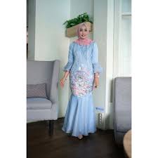 Kalau kamu ingin lebih tertutup lekuk tubuhnya bisa menggunakan kain penutup badan ala jubah dengan 1 kancing pada bagian atas penutup badan. Dress Gamis Duyung Brokat Prada Lengan Organza Modern Desain Baju Kombinasi Brokat Frozen Diary Hijaber