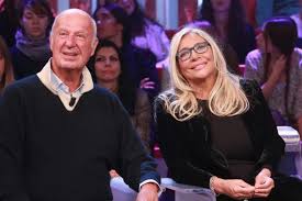 Leggendo questo profilo biografico puoi conoscere anche la filmografia, la bibliografia, l'età e la data in cui mara venier è nata. Chi E Nicola Carraro Il Produttore Marito Di Mara Venier
