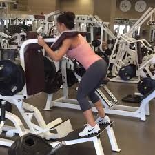 02:42 liza hughes demonstrates reverse smith machine lunges to emphasize training glutes. Pin On Favorite Ig Workouts