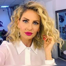 Descarci gratuit cea mai noua muzica in format mp3 si videoclipuri la o calitate hd rapid si sigur. Andreea BÄnicÄ Are AcelaÈi Iubit De 23 De Ani Cum L A Cunoscut Pe SoÈul Ei Mi Am Jurat CÄ Cel Care MÄ Va Atinge Prima OarÄ Va Fi SoÈul Meu Èi TatÄl Copiilor