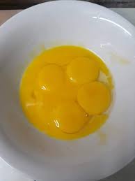 Ambil telur lalu pisahkan kuning telur dan putih nya, setelah itu ambil bagian kuning telur nya saja. Cara Mudah Buat Kek Keju Homemade Yang Sedap Moist