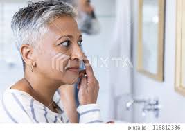 鏡 虚栄心 女 女性の写真素材