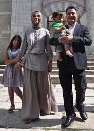 Ya da bir annenin küçük kız çocuğunu cıcılı bıcılı giydirip resim. Ali Babacan Kimdir Kac Yasinda Nereli Esi Cocuklari