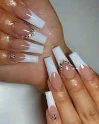 El diseño de uñas francesas donde nos tenemos que dejar un poco mas larga la uña para poder pintar el extremo superior que sale del dedo con pintura blanca mediante una linea que puede ser gruesa o bien. 91 Ideas De Manicura Blanca En 2021 Manicura Manicura De Unas Disenos De Unas