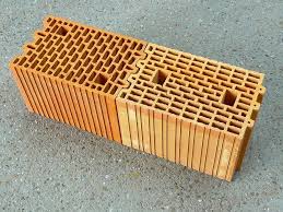 Nepálená tehla zažíva menšiu renesanciu, ale už z podstaty tohto materiálu nemôžeme predpokladať jej masívne rozšírenie. Dnesna Tehla Je Ina Dom Z Tehly