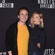 What is frankie muniz's net worth? Frankie Muniz Star Aus Malclom Mittendrin Erlitt 15 Schlaganfalle Stern De