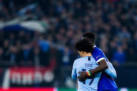 Он играет на позиции правый вингер. Verlorener Sohn Leroy Sane Schockt Schalke 04 Bei Ruckkehr