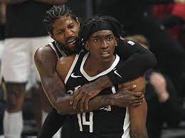 今天快艇球星 kawhi leonard 展現全能表現，無論是戰斧式爆扣，還是高水準火鍋樣樣都來，最後再加上 paul george 狂飆、湖人 markieff morris 現場觀戰助陣（笑），快艇就以 118：104 二度戰勝爵士，目前兩隊以 2－2 戰成平手，只要其中一隊再取 2 勝就能晉級西區冠軍賽和太陽對決。 快艇球星 kawhi leonard. 5oocxwkutoszcm