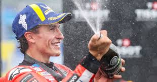 Marc Marquez perfetto, al Balaton Park arriva la settima doppietta  consecutiva: Mondiale in tasca. Bezzecchi 3° dietro Acosta. Bagnaia 9, Alex  14°
