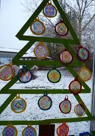 Kinder werden heutzutage überhäuft mit spielzeug, das noch dazu fertig abgepackt aus dem geschäft kommen. Arbeiten Der Klasse 2 Fensterdeko Weihnachten Basteln Basteln Weihnachten Fenster Fensterbilder Weihnachten Basteln