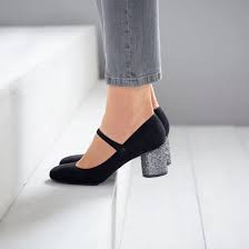 Cela peut prendre un certain temps pour que vos nouvelles chaussures le cuir va s'étirer et s'assouplir naturellement avec le temps, mais une pulvérisation peut accélérer le processus. Assouplir Les Chaussures Chaussure Reebok Chaussures Homme Chaussure De Randonnee