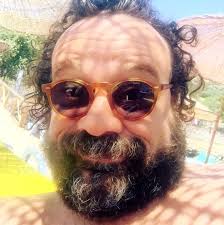 Ali vefa'yı koruyup kollayn adil hoca'yı canlandıran reha özcan son olarak bizim hikaye dizisinde oynamıştı. Mucize Doktor Un Adil Hoca Si Reha Ozcan In Kardesi De Kendisi Gibi Unlu Cikti Foto Galerisi