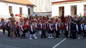 Salut am un baietel de 5 ani ce acte trebuie casa il bag la scoala si certificatu trebuie tradus in engleza ?? Incepe Ècoala Unde Èi Cand Au Loc FestivitÄÈile De Deschidere A Anului Ècolar 2018 2019 Magazin SÄlÄjean