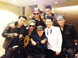 Though love doesn't get a music video that actually features psy and taeyang in it, i'm happy that the . Yang Hyun Suk Big Bang And Psy Take Group Photo Soompi