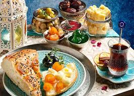 Sizler için derlediğimiz içeriğimizde masa düzeni nasıl olmalı, masada çatal bıçak kaşık düzeni nasıl olmalı, yemek masası herhangi bir yemek davetinde masa servis düzeni (kuver) menüde bulunan yemeklerin çeşitlerine göre (et, balık, çorba vb.), yemeğin verildiği öğüne göre (kahvaltı, brunch, öğle. Sik Bir Iftar Sofrasi Icin Puf Noktalari Ne Lazimsa Carrefoursa