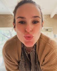 It's giving “She's A Brick 🧱 House” Energy and I like it hehe But really I  just felt cute in this oh so cozy outfit from two of my favorites 🧡 New