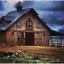 Whether you are looking for boy, girl, or famous horses names, there enough. Pin By Ryann Jacobsen On Horses Barns Barn Style House Barn House Country Barns