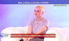 Il top è troppo corto. Arisa Bionda Con I Capelli Corti Nuovo Look A Domenica Live