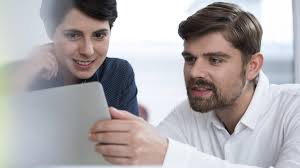 Sexismus im Job: Sexismus im Job: Mann und Frau tauschen E-Mail-Signatur