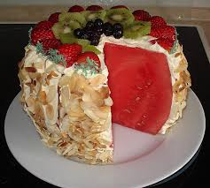 Wassermelone aufstellen und schale rundherum abschneiden, sodass eine gleichmäßige tortenform entsteht. Wassermelonen Torte Rezepte Chefkoch