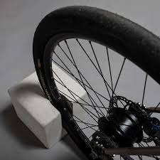 Bei einem fahrradständer unterscheidet man in drei große klassen: Fahrradstander Aus Beton Bikeblock Design In Wohnung Oder Balkon