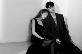 Anda bisa berfoto di studio menggunakan sesi foto ala photobox yang lucu seperti ini. 9 Inspirasi Foto Prewedding Korea Ala Pengantin Baru Pangyo Manis