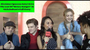 Henry Danger Cast Does A Thumb War In Their Interview With Alexisjoyvipaccess Thumb Wars It Cast Interview