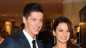 But the bayern man was more noticeable as a potential provider than a finisher as poland pressed for another equalizer which never. Robert Lewandowski Scharfe Fotos Frau Anna Ist Sein Heissestes Geschenk News De