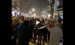 Maseczki na otwartej przestrzeni nieobowiązkowe. Wieczorna Impreza Przy Muzyce Tak Bawily Sie Wczoraj Krupowki Film Tatromaniak Serwis Milosnikow Tatr
