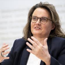 Tom Humphreys présente sa marotte vaisselière chez Forde