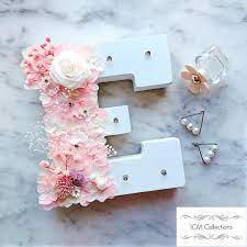 珍珠系列 全港首創 保鮮花字母燈 可自選不同字母 這位客人訂製了一對保鮮花字母燈 其中的e字選了淺粉紅色系 特別加上 珍珠 更顯高貴優雅 我們的製作工藝高質專業 選用的花材豐富 種類多元化 並且我們選用最優質的日 light letters