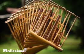 Alat musik ini terbuat dari pelepah aren atau bambu berukuran 20 x 1 cm yang dibuat menjadi tiga bagian yaitu bagian tempat memegang karinding ( pancepengan ), jarum tempat keluarnya nada (disebut cecet ucing atau. 15 Alat Musik Tradisional Jawa Barat Yang Perlu Kamu Tahu Mediasiana Com Media Pembelajaran Masakini